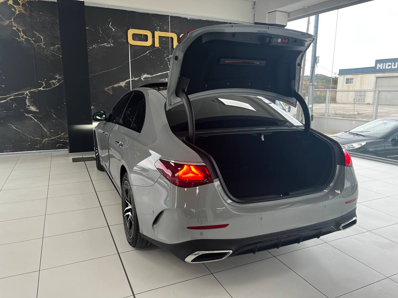 MERCEDES E 220
