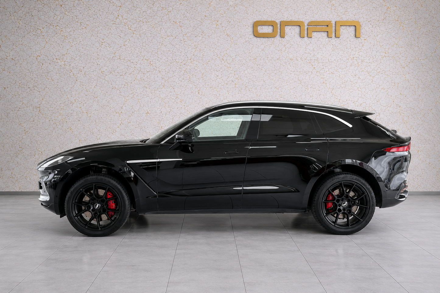 ASTON MARTIN DBX 4.0