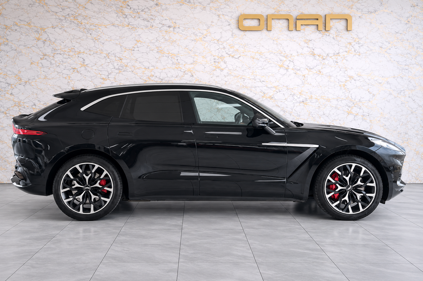 ASTON MARTIN DBX 4.0