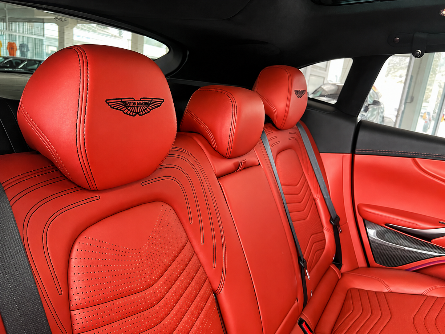 ASTON MARTIN DBX 4.0
