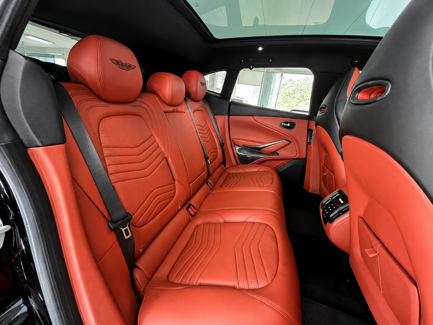 ASTON MARTIN DBX 4.0