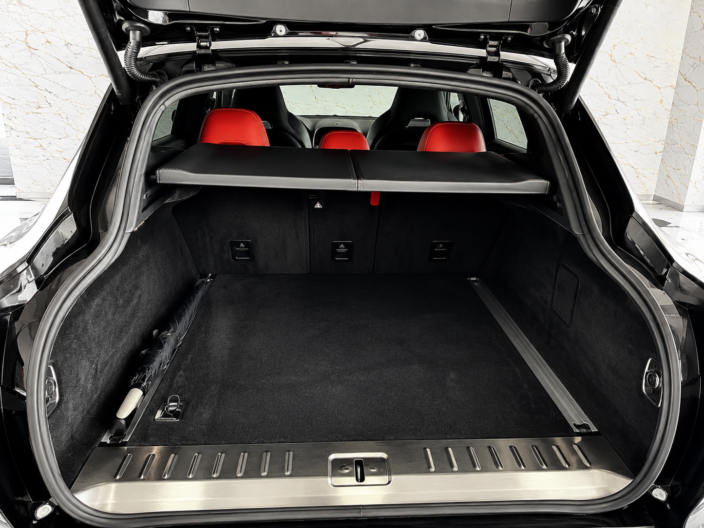 ASTON MARTIN DBX 4.0